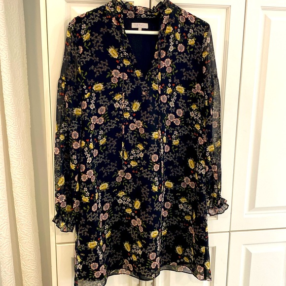 Short dress. Sheer sleeves. Liner for body. Cute flower pattern. Smoke free home - Picture 1 of 9